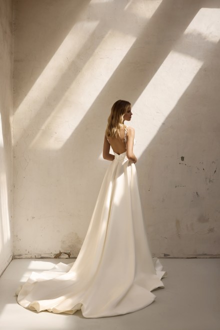 https://www.sposa-lia.com/images/stories/virtuemart/product/per-in white-011-alma-03.jpg